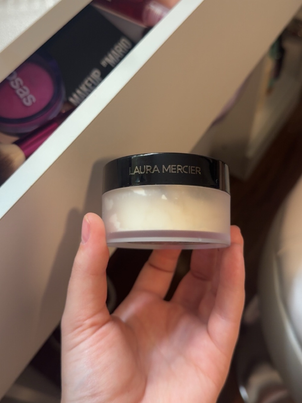 Laura Mercier Loose Setting Powder - Translucent - Picture 8 of 10